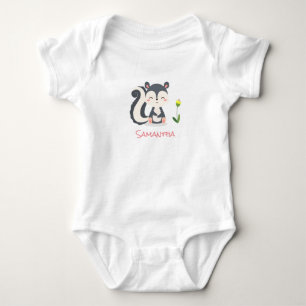 En leende Baby Skunk med Gult blomma T Shirt