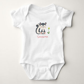 En leende Baby Skunk med Gult blomma T Shirt