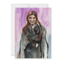 En leende flicka i svart