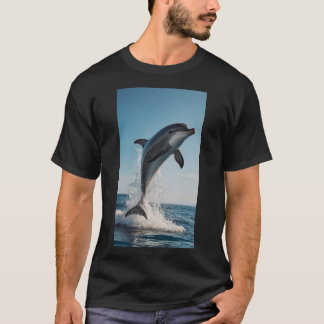 En lekfull delfin hoppar ut från vatten t shirt