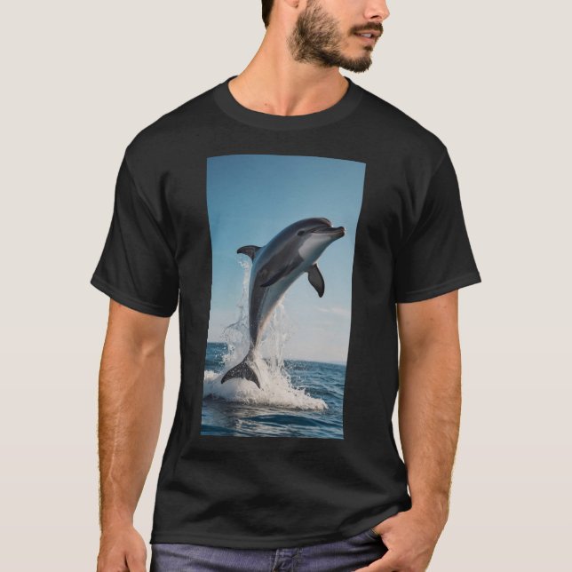 En lekfull delfin hoppar ut från vatten t shirt (Framsida)