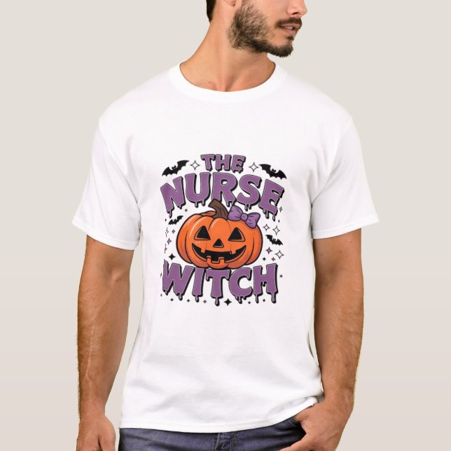 En lekfull design med en pumpa-häxa med en  t shirt (Framsida)