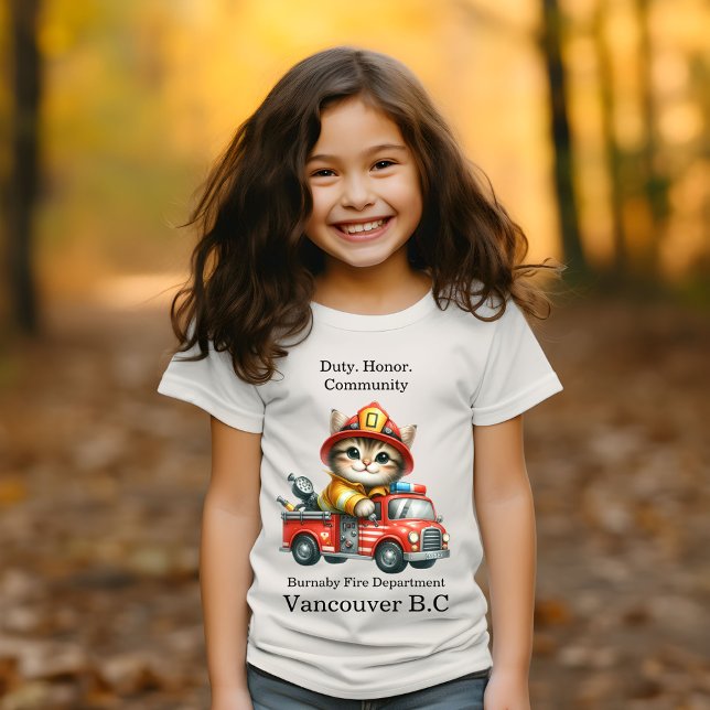 En lekfull kattbrandman på en ljusröd lastbil t shirt (Skapare uppladdad)