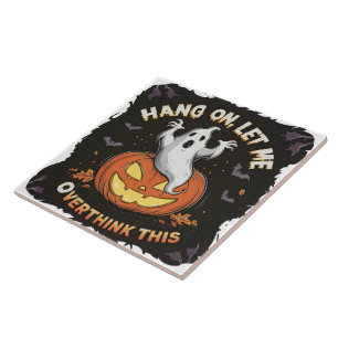 En lekfull spökpunkt ovanför en jack-o'-lantern kakelplatta