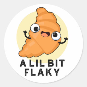 En Lil Bit Flaky Funny Croissant Pastry Pun Runt Klistermärke