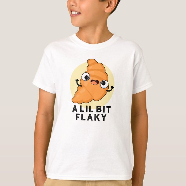 En Lil Bit Flaky Funny Croissant Pastry Pun T Shirt (Framsida)