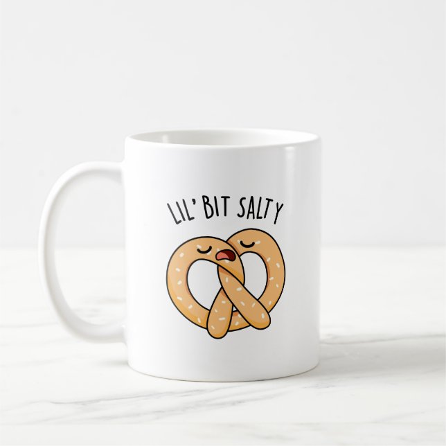 En Lil Bit Salty Coola Salty Pretzel Pun Kaffemugg (Vänster)