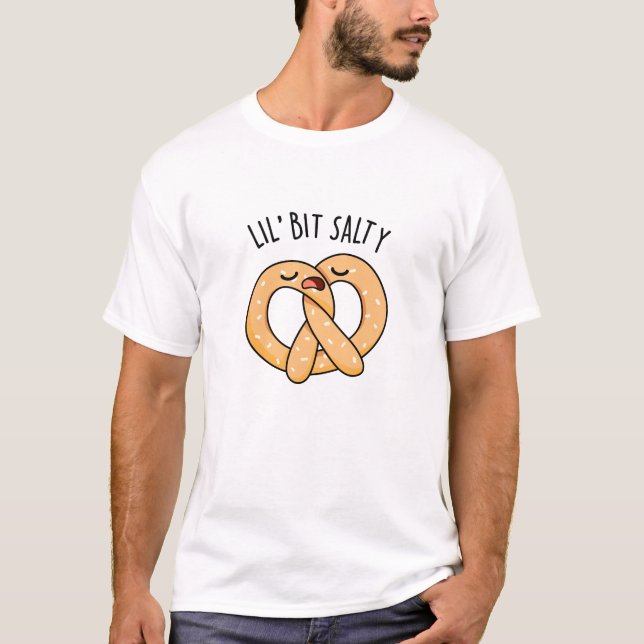 En Lil Bit Salty Coola Salty Pretzel Pun T Shirt (Framsida)