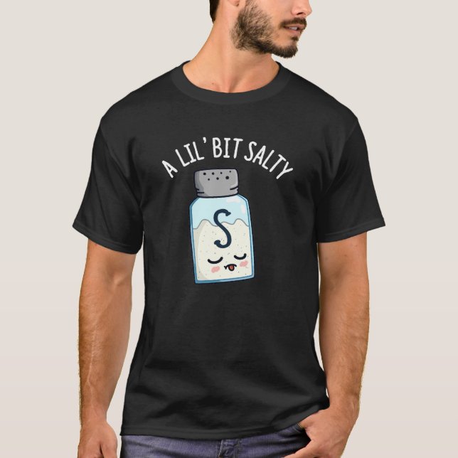 En Lil Bit Salty Funny Salt Shaker Pun Mörk BG T Shirt (Framsida)