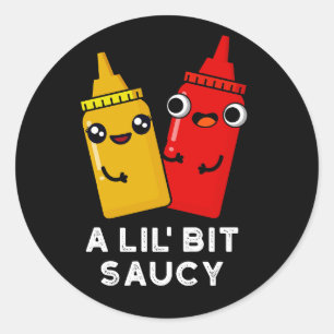 En Lil Bit Saucy Funny Sauce Pun Mörk BG Runt Klistermärke