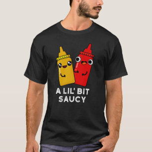 En Lil Bit Saucy Funny Sauce Pun Mörk BG T Shirt