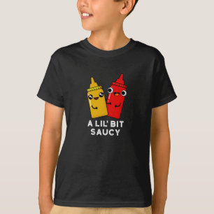 En Lil Bit Saucy Funny Sauce Pun Mörk BG T Shirt