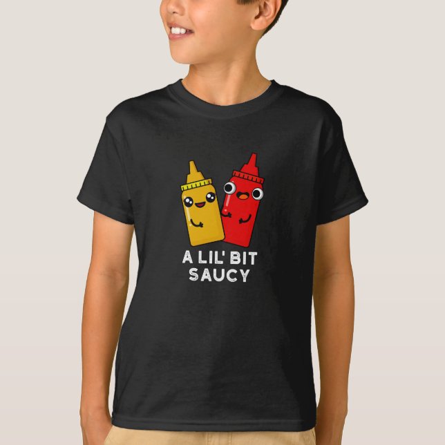 En Lil Bit Saucy Funny Sauce Pun Mörk BG T Shirt (Framsida)