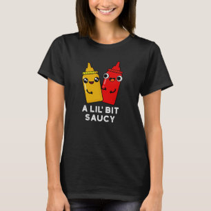 En Lil Bit Saucy Funny Sauce Pun Mörk BG T Shirt