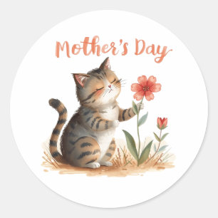En lilla kattunge ger en present till mamma runt klistermärke
