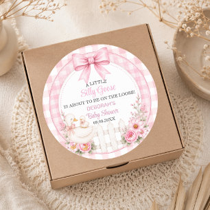 En lite dum gås Pink Cottagecore Baby Shower Runt Klistermärke