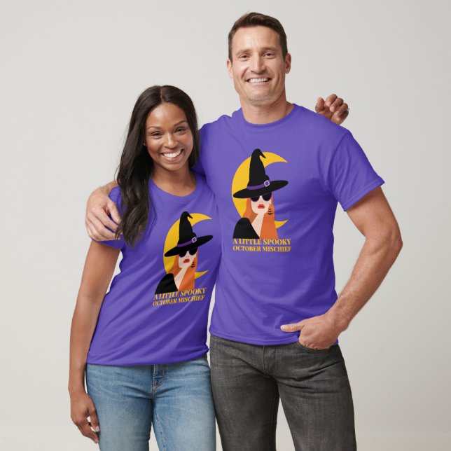 En lite läskig oktoberstygelse-häxa T-shirt (Unisex)