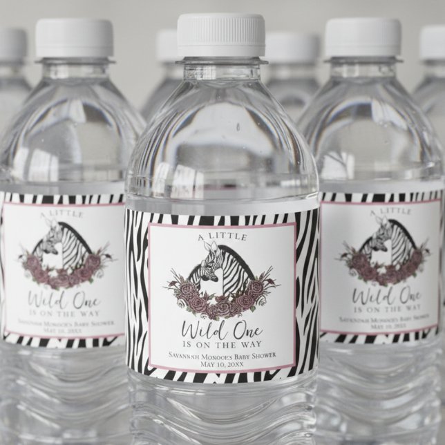 En lite vild zebraprint vattenflaskor etikett (Cute Black and White and Pink A Little Wild One or Jungle Animals Baby Shower Water Bottle Labels)