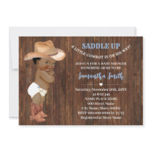 En liten A Cowboyin på hans ljusblå babyskor