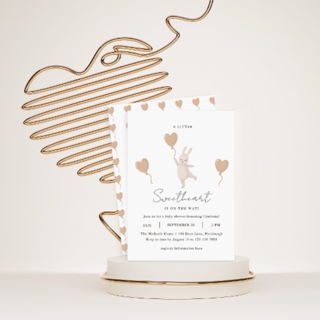 En liten älskling är på väg mot babyskor (Skapare uppladdad)