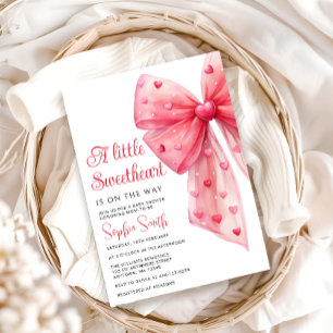 En liten älskling är på Way Bow Baby Shower Inbjudningar