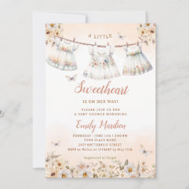 En liten älskling Boho Clothes Girl Baby Shower Inbjudningar