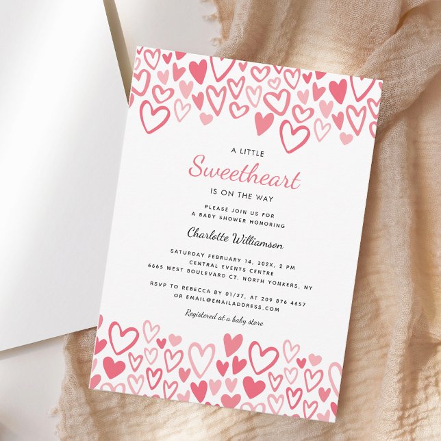 En liten älskling Hearts Girl Baby Shower Inbjudningar (Little Sweetheart Pink Hearts Valentines Script Girl Baby Shower Invitation)