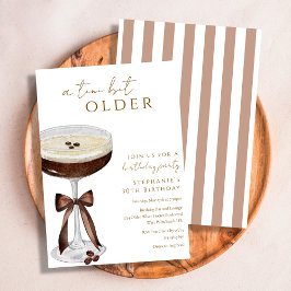 En liten aning äldre Elegant Espresso Martini Föde Inbjudningar