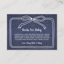 En liten baby i blått jeans pojke baby shower