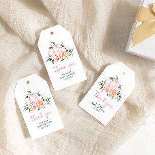 En liten babybabystövel presentetikett