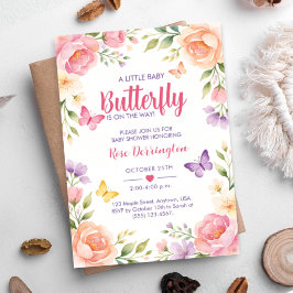 En liten babyfjäril är på väg Blommig baby Inbjudningar