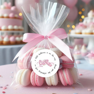 En liten ballerina är på väg Rosa balettskor Gåvor Etiketter