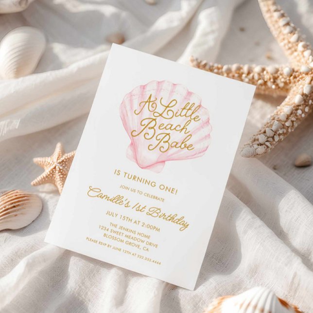En liten Beach Babe Girl 1:a födelsedagsinbjudan Inbjudningar (A Little Beach Babe baby shower invitation)