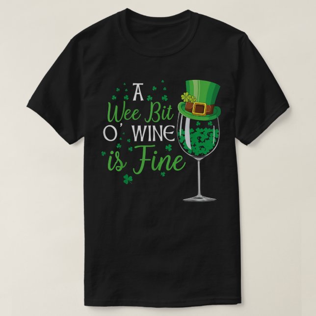 En liten bit vin St Patrick's Day  Roligt vinälska T Shirt (Design framsida)