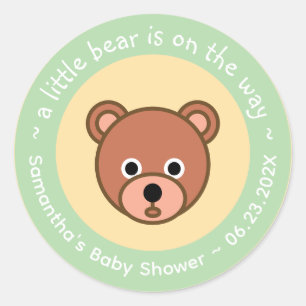 En liten björn är på väg Söt babyfest Runt Klistermärke