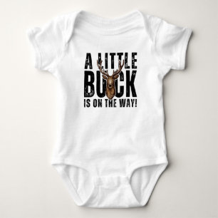 En liten bock är på väg jakt t shirt