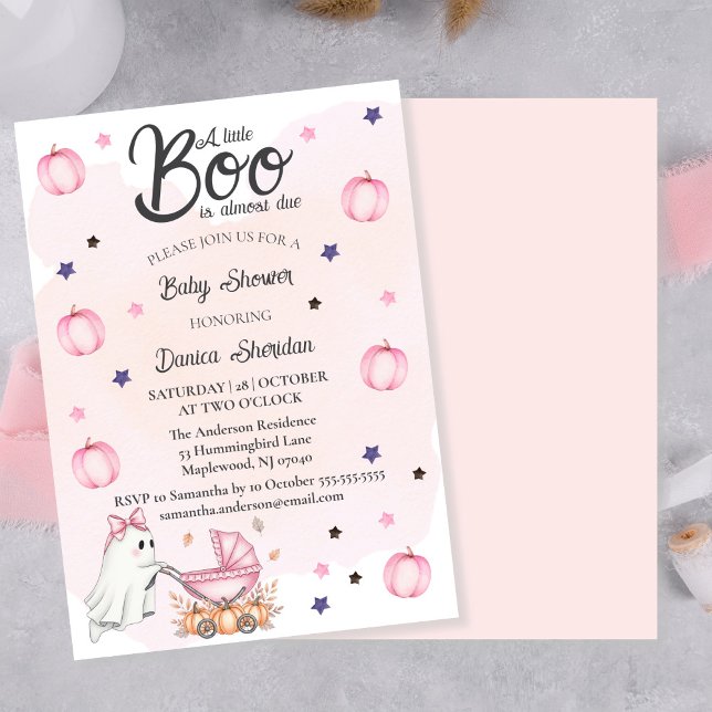 En liten boj är nästan på Rosa babyskabinka Inbjudningar (A Little Boo Is Almost Due Pink Baby Shower Invitation)