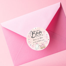 En liten boj är nästan på Rosa babyskabinka Runt Klistermärke
