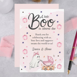 En liten boj är nästan på Rosa babyskabinka Tack Kort