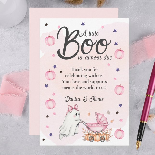 En liten boj är nästan på Rosa babyskabinka Tack Kort (A Little Boo Is Almost Due Pink Baby Shower Thank You Card)