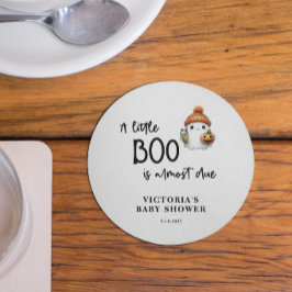 En liten boo är nästan "due Baby Shower" Underlägg Papper Rund