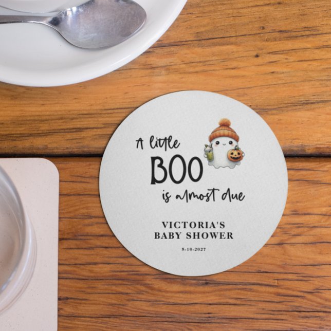 En liten boo är nästan "due Baby Shower" Underlägg Papper Rund (Skapare uppladdad)