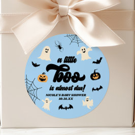 En liten Boo är nästan förfallen! Halloween Baby S Runt Klistermärke