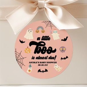 En liten Boo är nästan förfallen! Halloween Baby S Runt Klistermärke