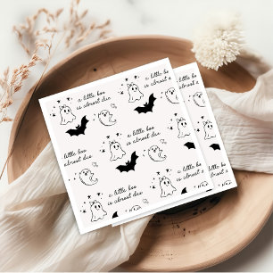 En liten boo är nästan klar med babyskorna Napkin Pappersservett