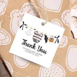 En liten boo är nästan på grund av babyskorgen gåvor etiketter