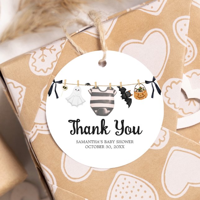 En liten boo är nästan på grund av babystövning gåvor etiketter (A Little Boo Baby Clothes Baby Shower Round Favor Tags)
