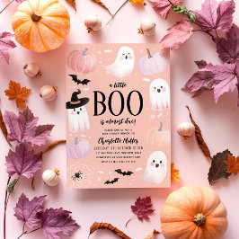En liten boo är nästan på väg till Halloween Baby Inbjudningar