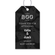 En liten boo är på grund av favoriten för babyskor