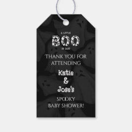 En liten boo är på grund av favoriten för babyskor presentetikett